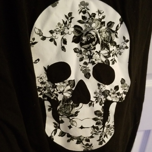 Black Skull Decal Tank Top - Picture 2 of 3